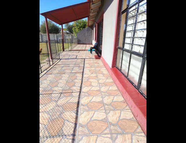 3 BEDROOM FREEHOLD FOR SALE IN DURNACOL